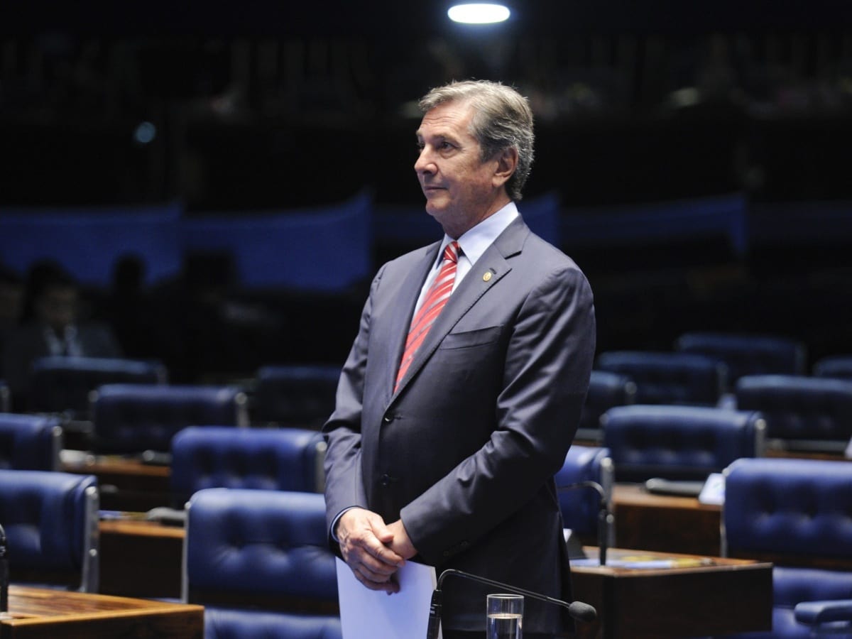 Ministro determina arquivamento de inquérito contra senador Fernando Collor