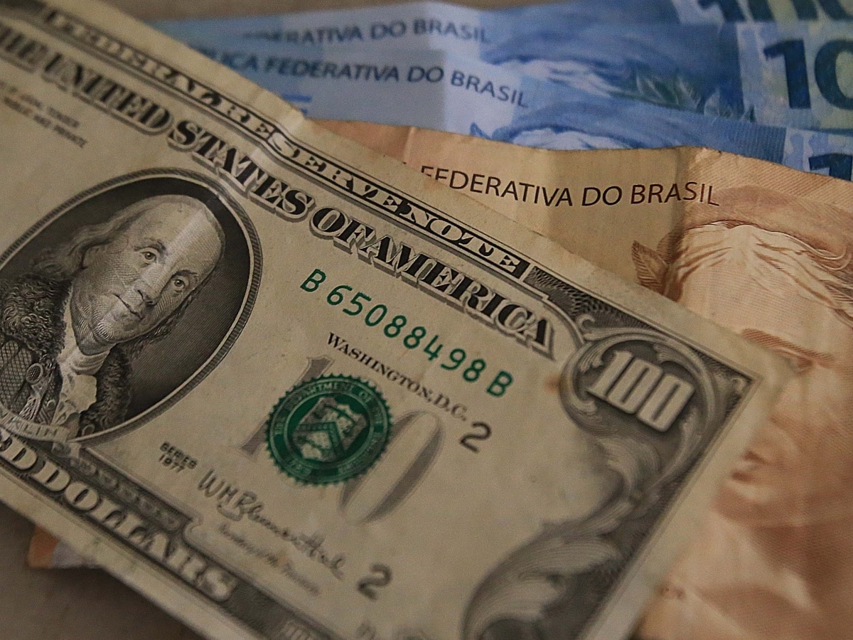 Dólar inicia a semana abaixo dos R$ 3,20