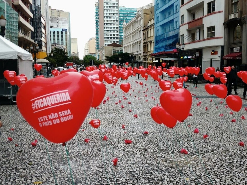 Manifestantes contrários ao governo Dilma estouram balões na Boca Maldita