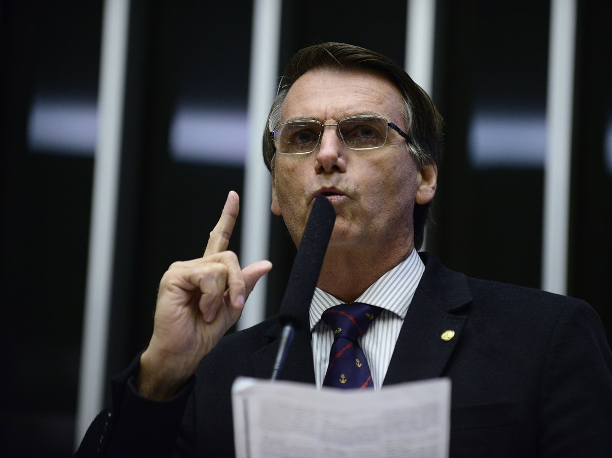 Bolsonaro diz que Exército tem papel claro na crise política, como em 1964