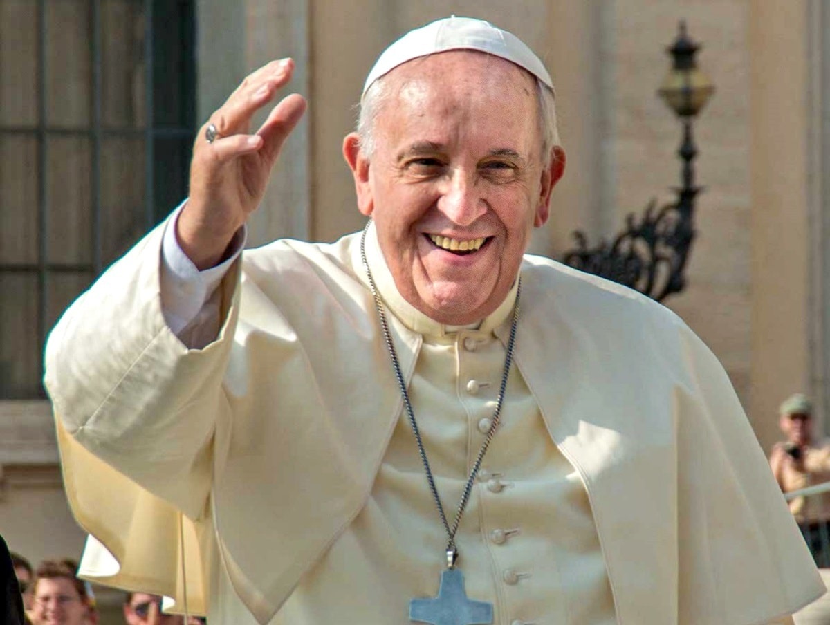 Papa deseja felicidades a casal gay que batizou filhos na Igreja