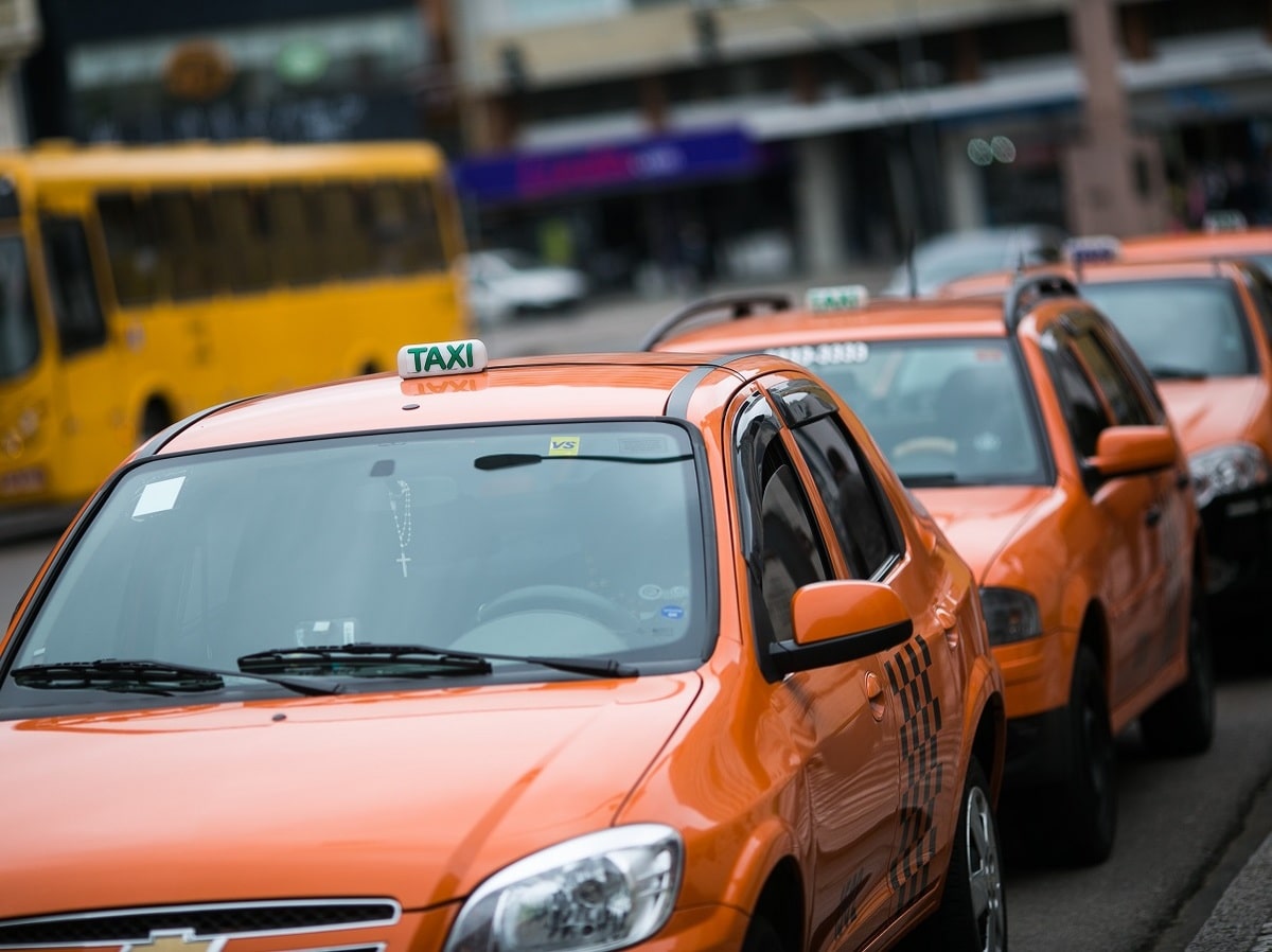 Taxistas pedem apoio de Moro em ato contra Uber em Curitiba