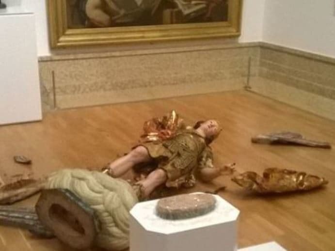Brasileiro destrói estátua de 300 anos ao tirar selfie em museu de Lisboa