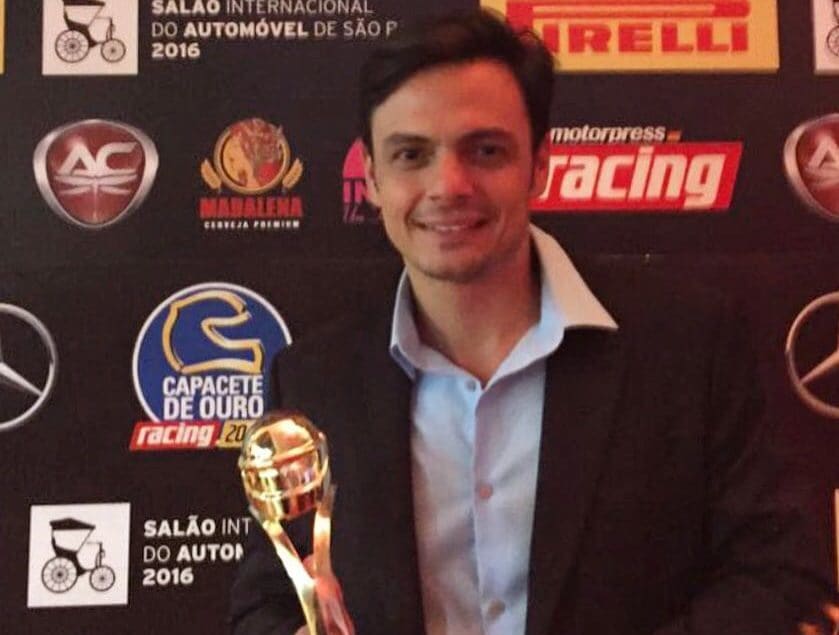 Thiago Marques recebe o troféu em São Paulo.Crédito: divulgação.