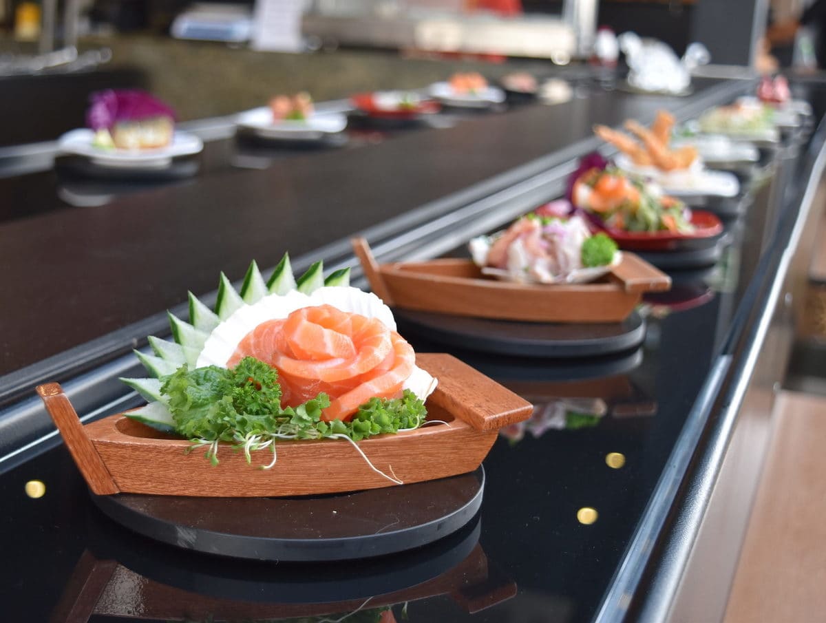 Tem esteira de pratos orientais com 20% de desconto na hora do almoço no OKA Sushi