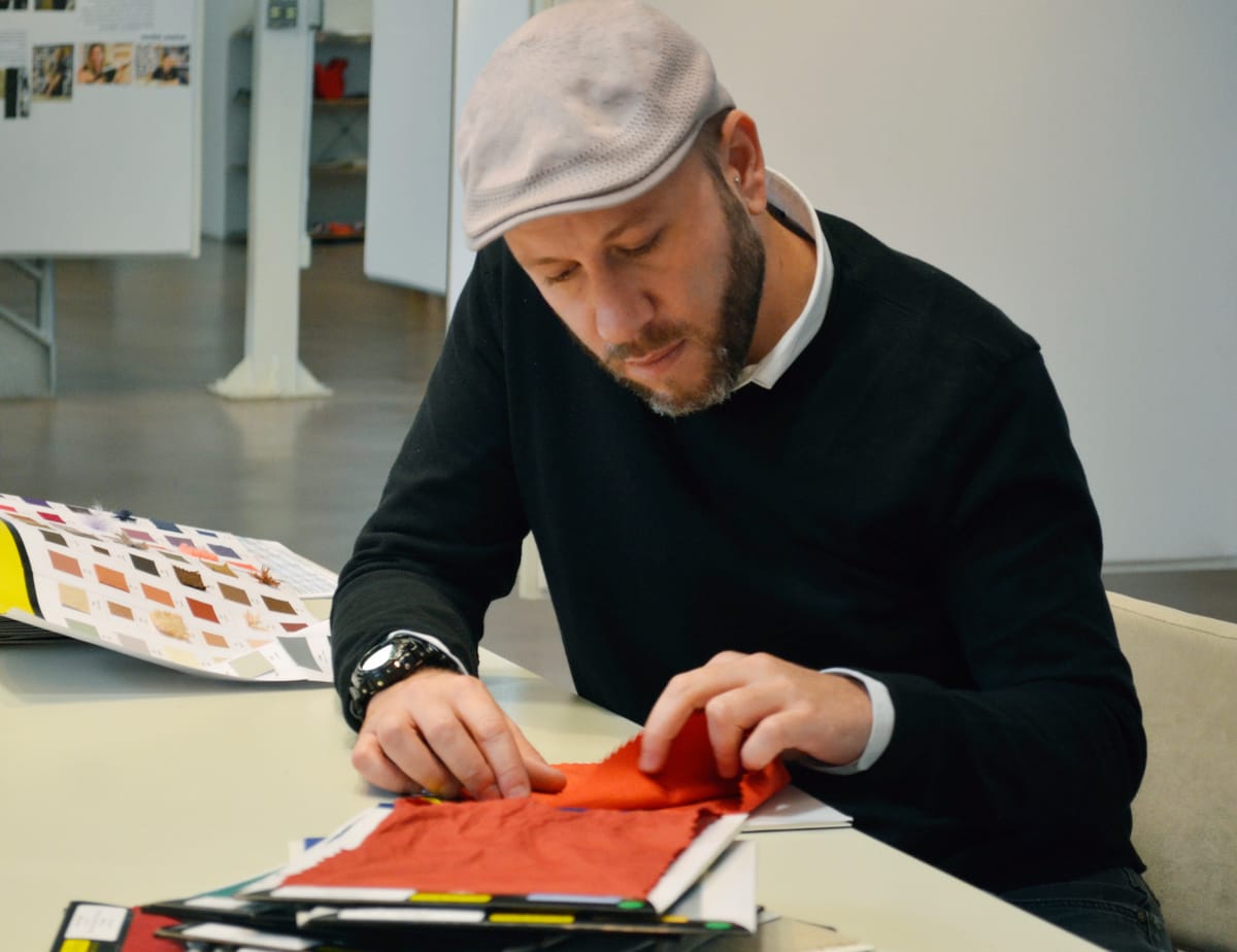 O estilista Samuel Cirnansck escolhendo tecidos TexPrima.