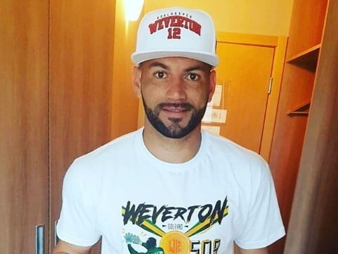O goleiro Weverton lança coleção de bonés e camisetas em Curitiba