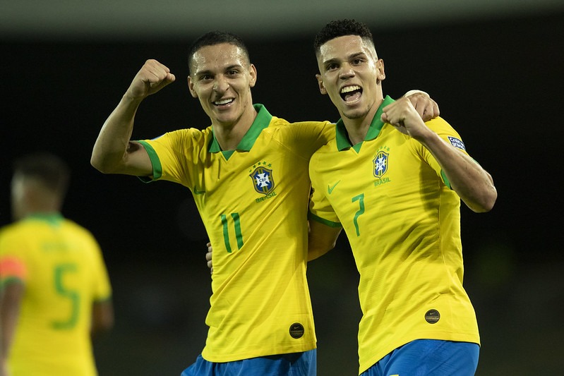 Com gol de Paulinho, Brasil vence o Peru na estreia do Pré-Olímpico