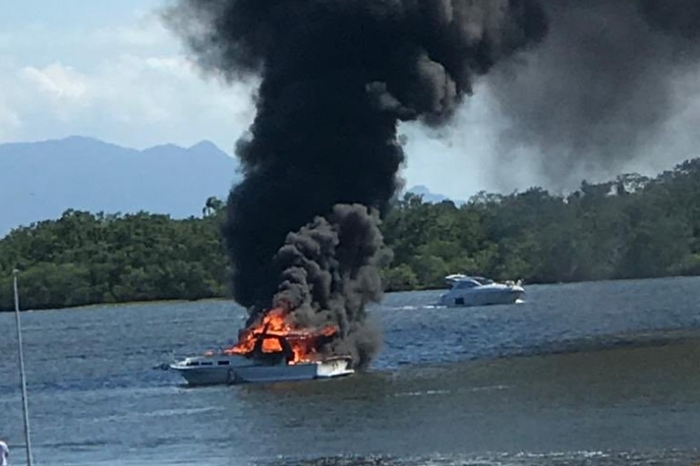 Barco pega fogo em iate clube no litoral do Paraná