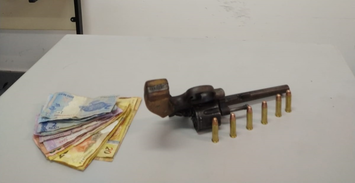 Dois homens são presos após roubarem dinheiro e celular de farmácia em Curitiba