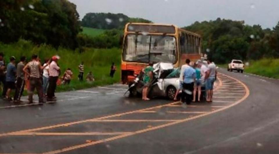 Três crianças e duas pessoas morrem em acidente entre carro e ônibus na BR-277