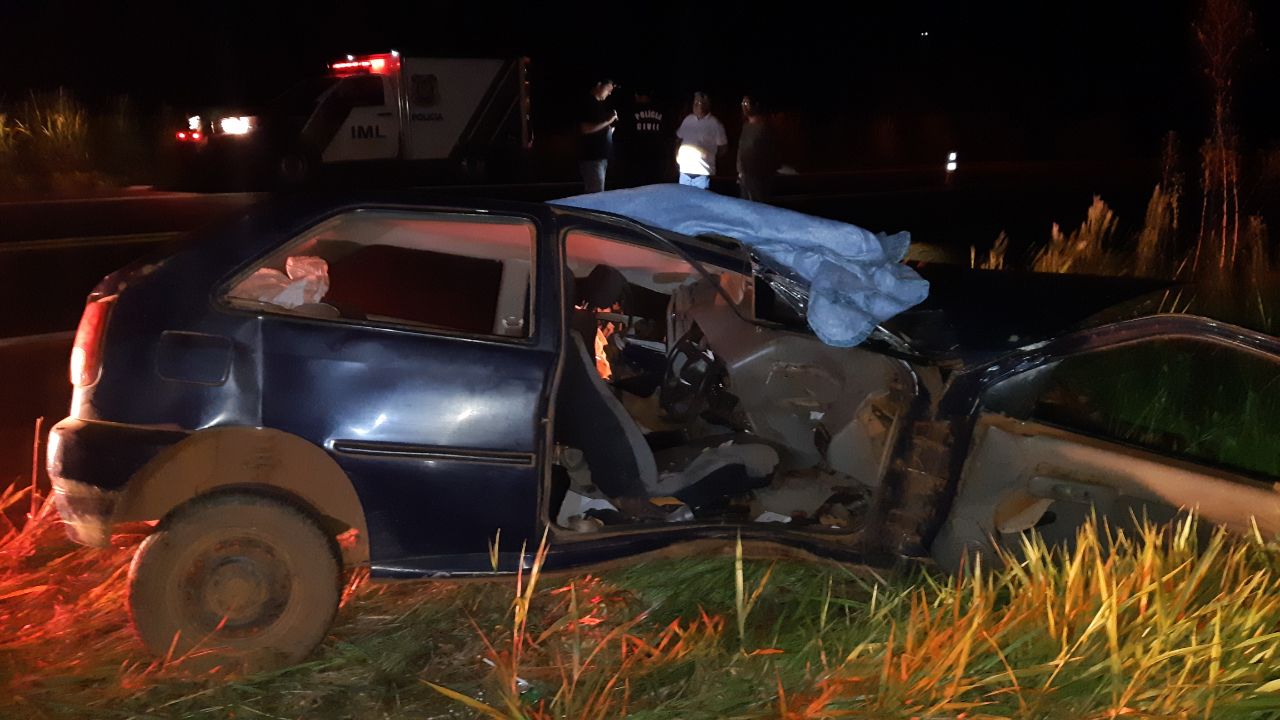Motorista morre e passageira fica em estado grave em acidente com caminhão