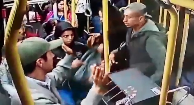 VÍDEO: assaltantes fazem arrastão em ônibus de Curitiba; casal foi preso