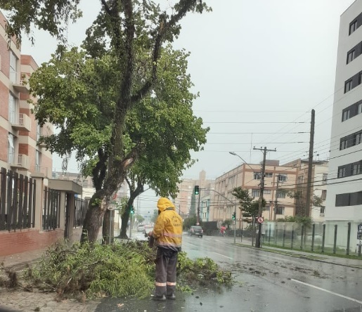 Chuva complica trânsito e gera transtornos em Curitiba
