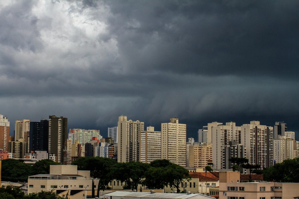 Semana do Ano Novo começa com alerta de temporal em Curitiba