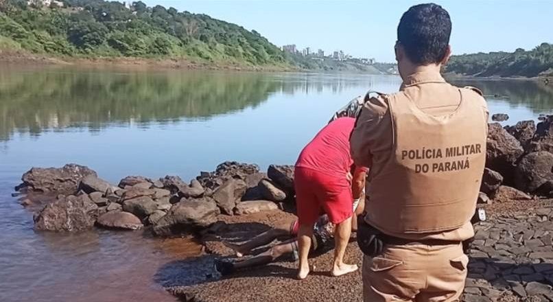 Homem é encontrado morto com marcas de violência no Rio Paraná