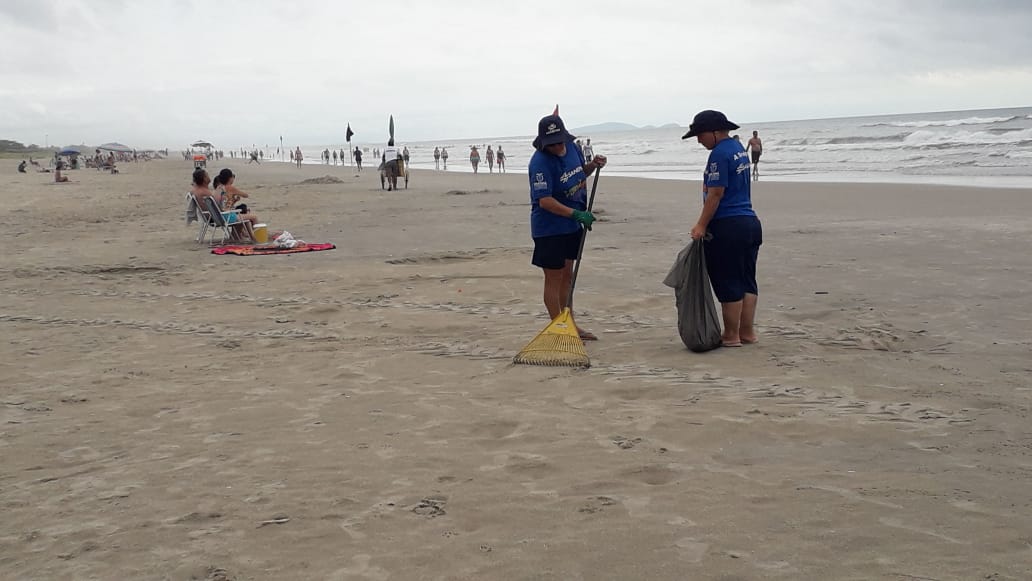 30 toneladas de lixo foram coletadas das praias na virada do ano