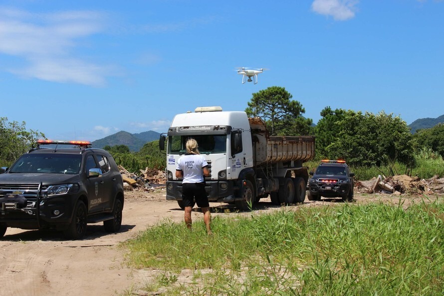 Homem é preso por despejar lixo em área de preservação ambiental do litoral do Paraná