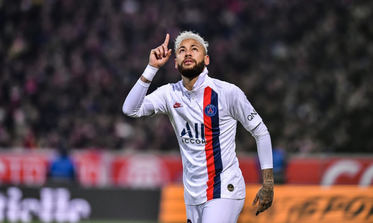 Neymar brilha e homenageia Kobe em vitória do PSG no Campeonato Francês