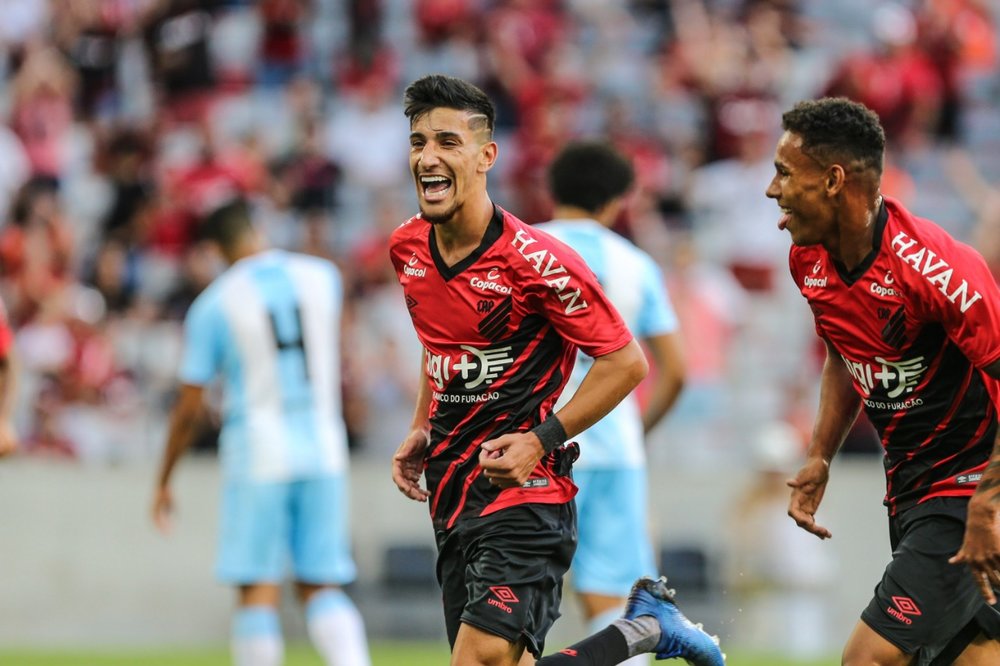 Pedrinho comemora o terceiro gol do Athletico. (Geraldo Bubniak/AGB)
