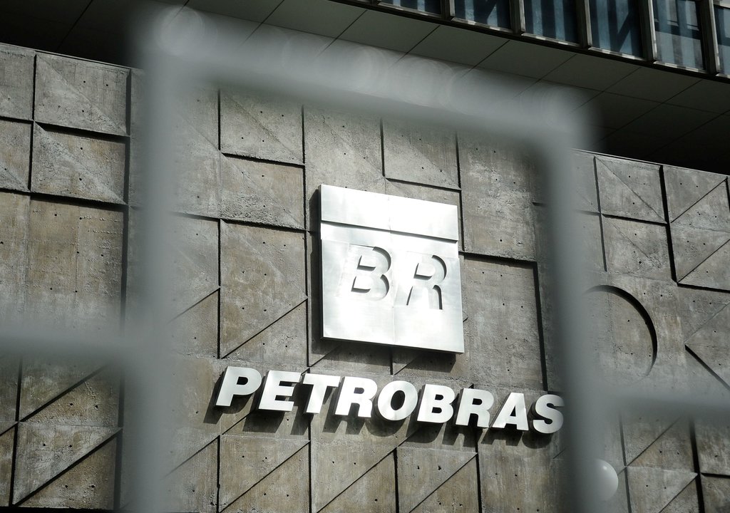Ações da Petrobras caem mais de 16% na abertura da Bolsa brasileira