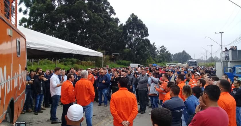 Trabalhadores protestam contra fechamento da fábrica de fertilizantes da Petrobras