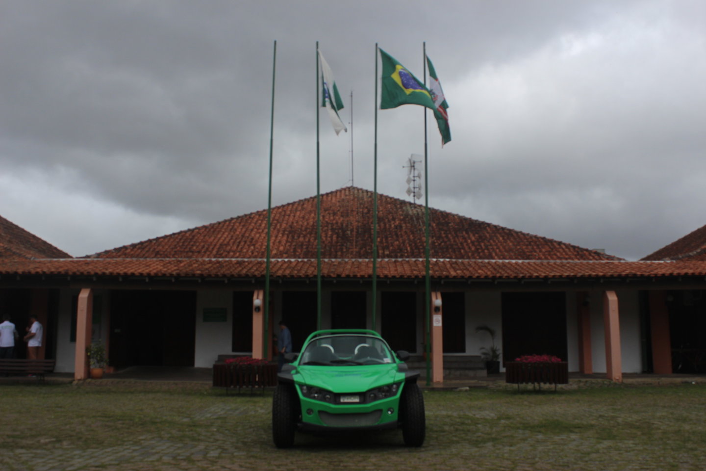 Primeiro carro elétrico produzido em série no Brasil é concluído no PR