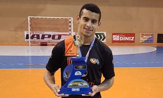 Jogador de futsal morre aos 19 anos após sofrer infarto em Ponta Grossa