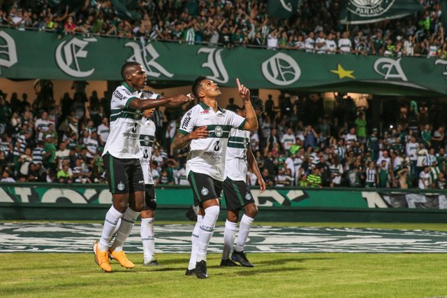 De virada, Coritiba estreia com vitória diante do FC Cascavel