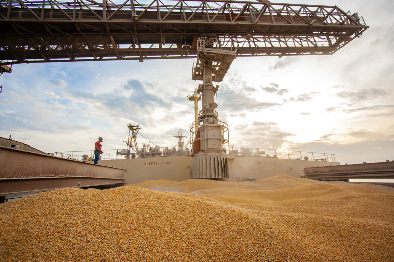 Porto de Paranaguá exporta mais 20 milhões de toneladas de soja e milho