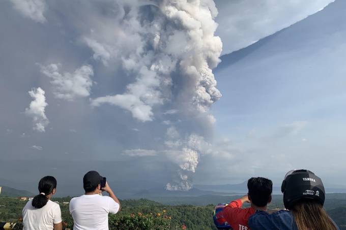 Vulcão nas Filipinas: milhares de pessoas são retiradas do local