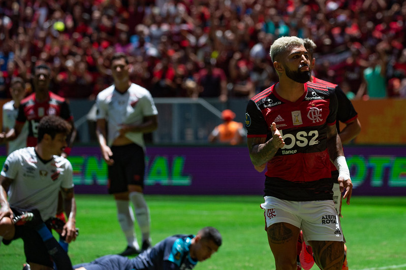 Gabigol marca e Flamengo vence Athletico pelo título da Supercopa do Brasil