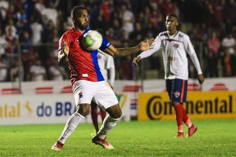 Paraná Clube faz três gols nos acréscimos e vence Bahia de Feira