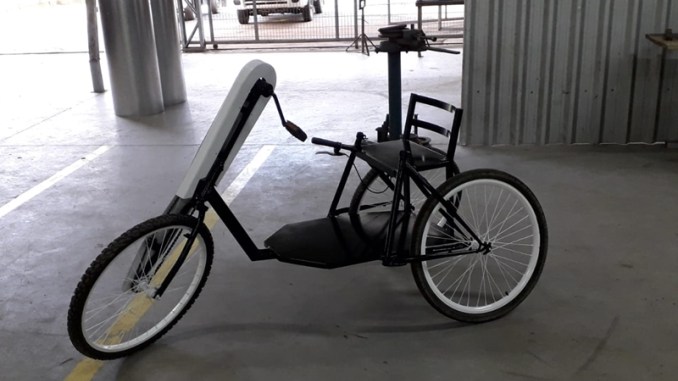 Bicicleta apreendida pela polícia catarinense de Blumenau e transformada em cadeira de rodas