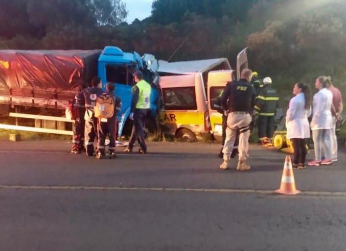 Dois estudantes e motorista de van escolar morrem após colisão com caminhão