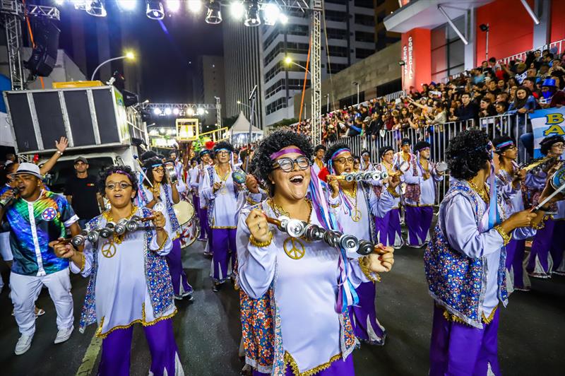 Carnaval em Curitiba: Desfile das Escolas de Samba leva 30 mil às ruas