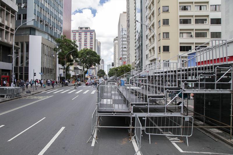 Arquibancada para o Carnaval começa a ser montada e afeta o trânsito de Curitiba