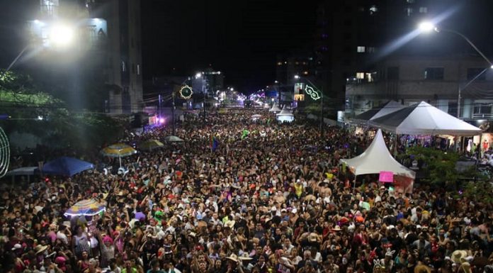 Carnaval no Paraná: blocos e desfiles atraem 800 mil pessoas para o Litoral