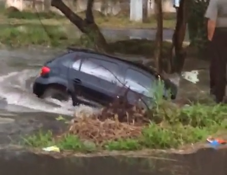 Carro é levado pela água após chuva forte atingir Curitiba; veja vídeo
