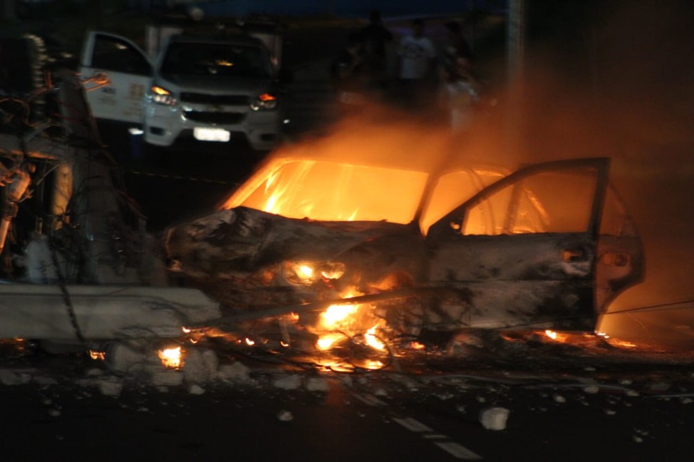 Carro pega fogo na ponte estaiada de Curitiba após bater em poste de energia elétrica