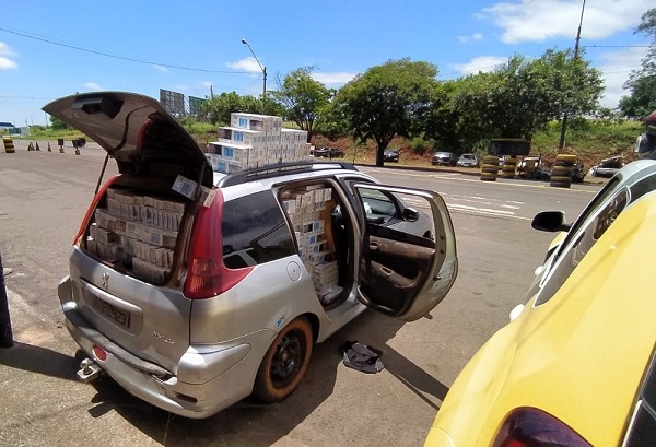 Carro com 10 mil carteiras de cigarros contrabandeados é apreendido em Iguaraçu