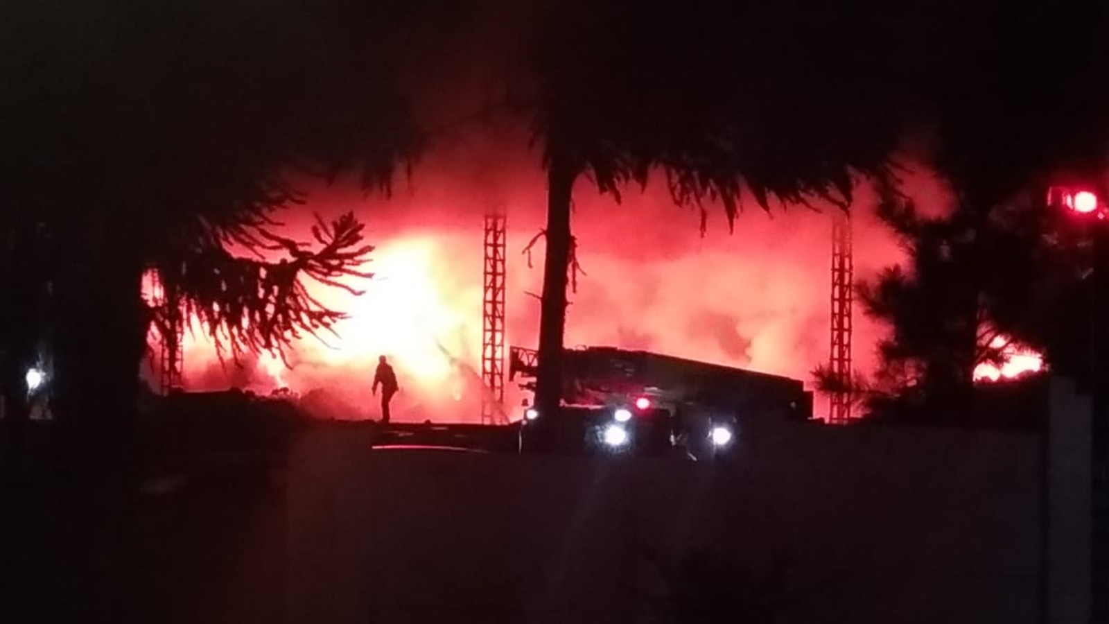 Incêndio de grandes proporções atinge barracão de embalagens em Curitiba
