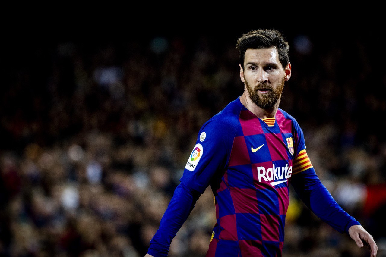 Pai admite chance de Messi ficar no Barça até 2021 para poder sair de graça