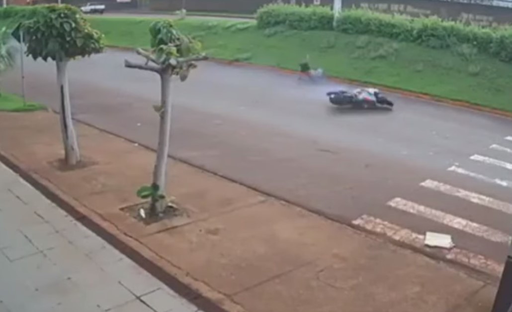 Com CNH suspensa, motociclista a 200 km/h atropela e mata idosa de 80 anos