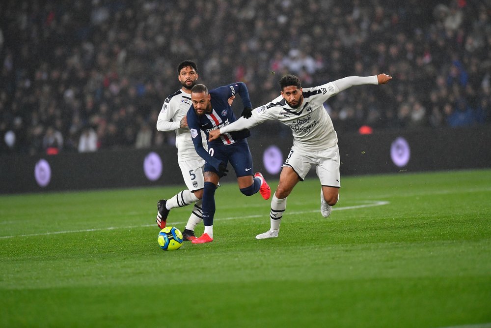 Neymar é expulso, mas PSG vence Bordeaux e segue com folga no Campeonato Francês