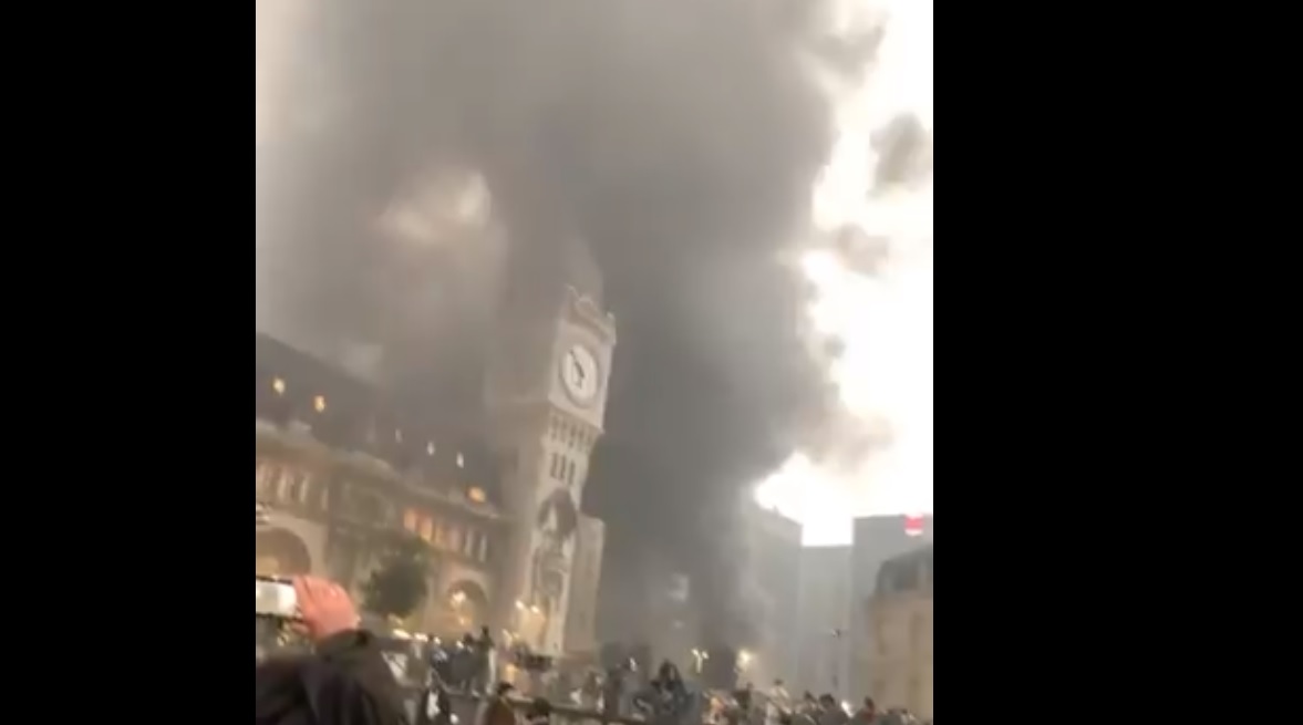Incêndio em estação de trem de Paris assusta; veja vídeos