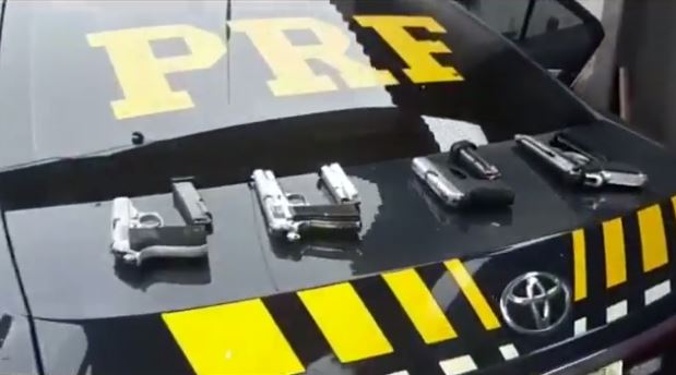 PRF apreende armas de fogo escondidas em carro de luxo