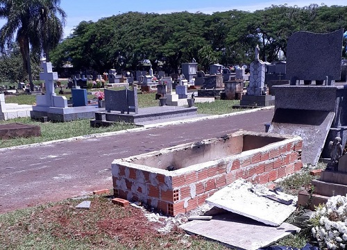 Túmulo de homem sepultado há dois dias é violado e incendiado no Paraná