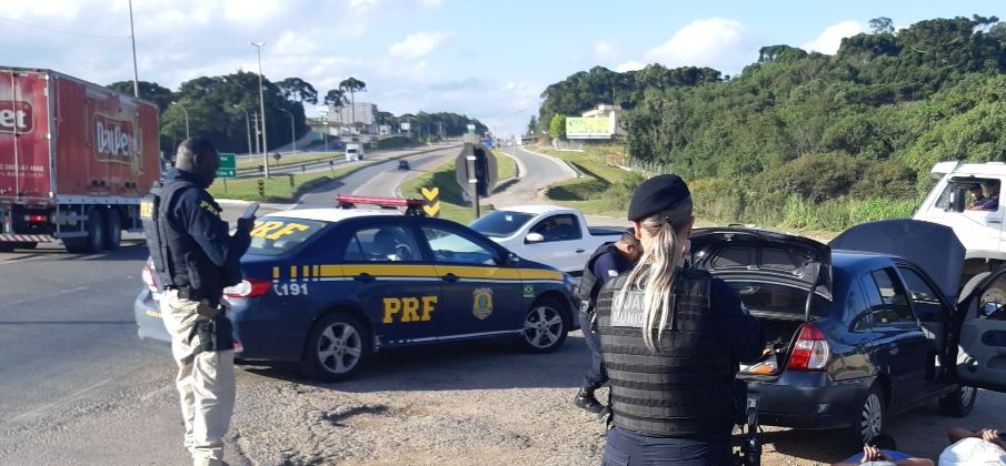 Assaltantes que roubaram casa em Mafra são presos na BR-116 no Paraná