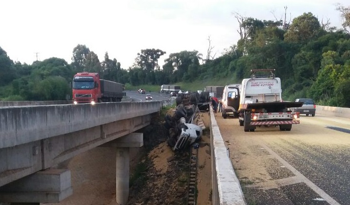 Caminhoneiro morre após veículo tombar carregado de soja na BR-376